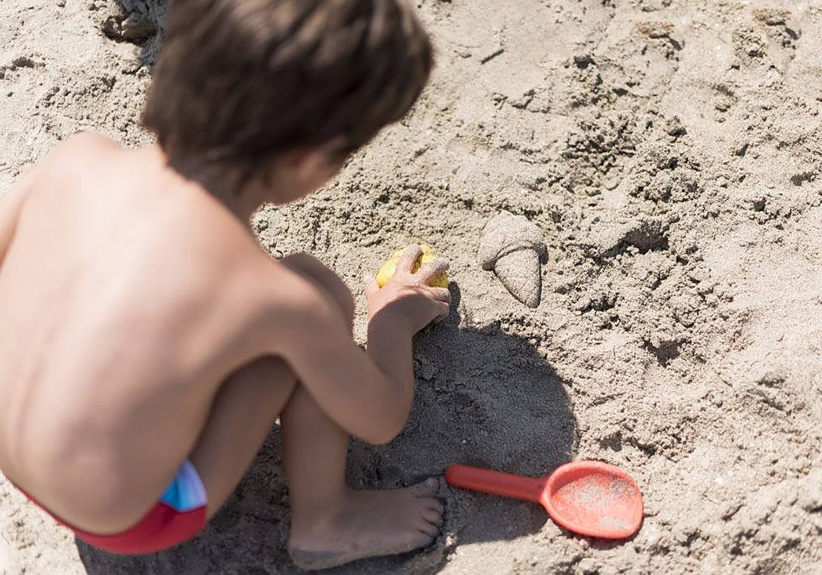 Los pediatras recomiendan evitar la exposición solar directa en las horas de más calor