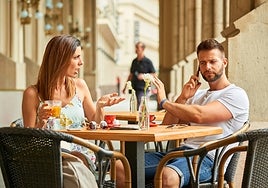 Por qué tu móvil destruye tu relación de pareja y puede acabar en divorcio