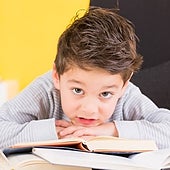 «¿Por qué ese niño sabe leer y el mío no?». El estrés infundado de muchos padres con hijos en Primaria