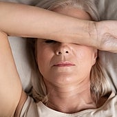 La lucha por dormir de las mujeres durante la menopausia