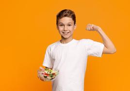 «Hay alimentos 'energéticos' que no pueden faltar a un adolescente, según sea chico o chica»