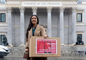 Dos profesoras registran en el Parlamento más de 63.000 firmas para prohibir el uso de móviles en la infancia