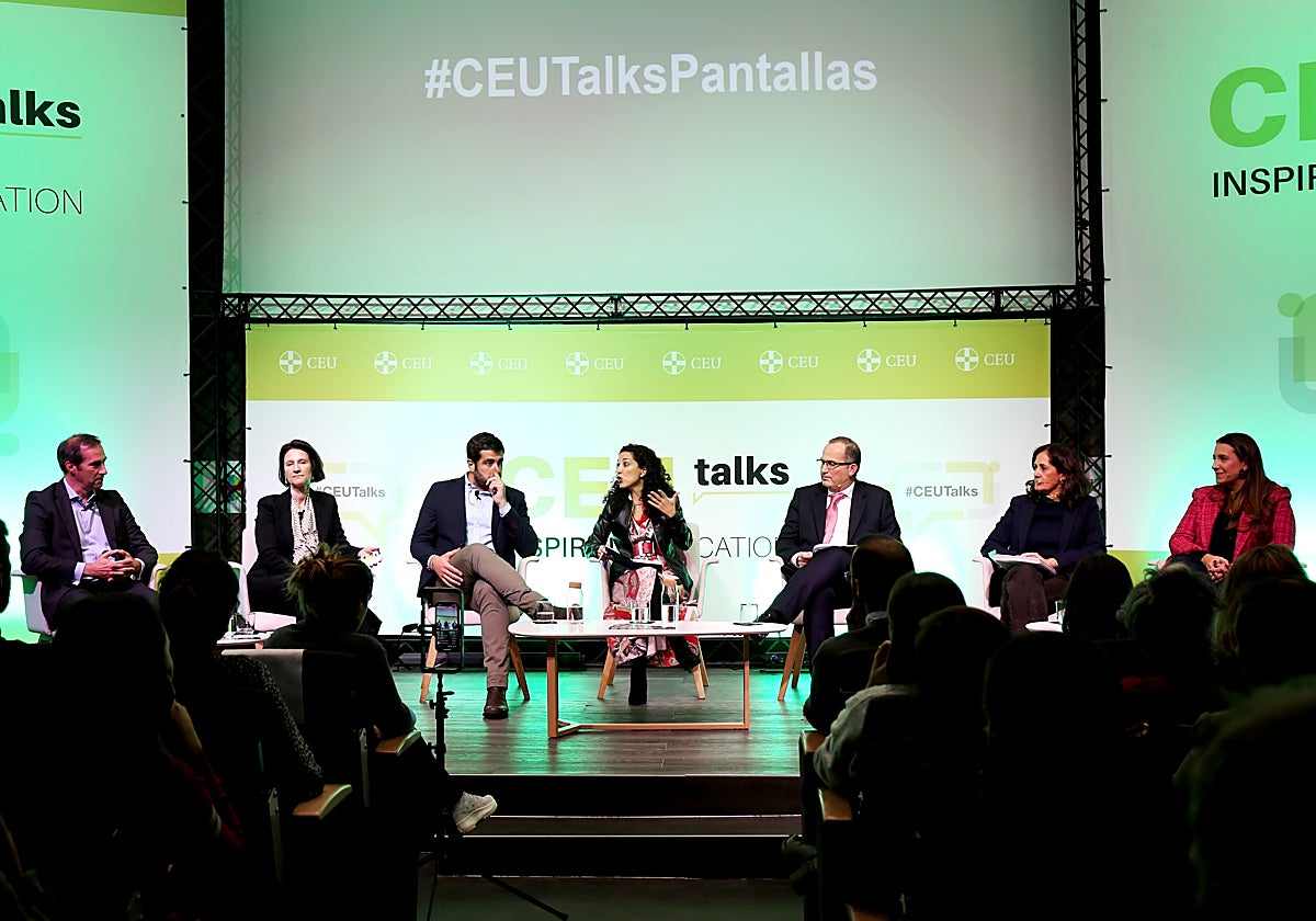 Los ponentes aseguraron que la pedagogía familiar es necesaria para aprender a manejar la tecnología