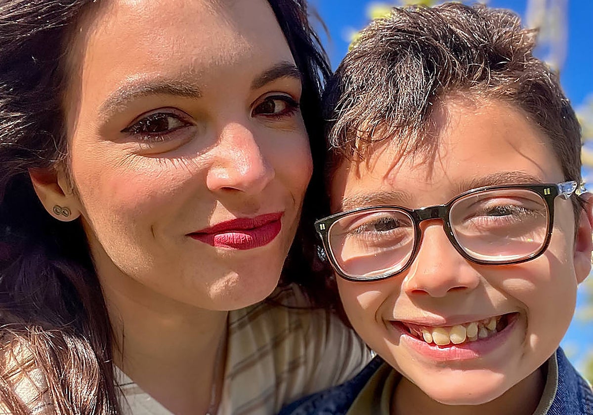 Luis junto a su madre Denisse