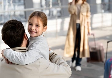 Viajar al extranjero con hijos menores tras el divorcio: ¿qué se necesita?