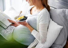 Menos carne y lácteos: Los graves peligros para las embarazadas de las dietas modernas