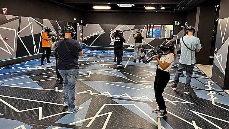 Participantes en una de las salas del simulador que les lleva a lugares lejanos y fantásticos