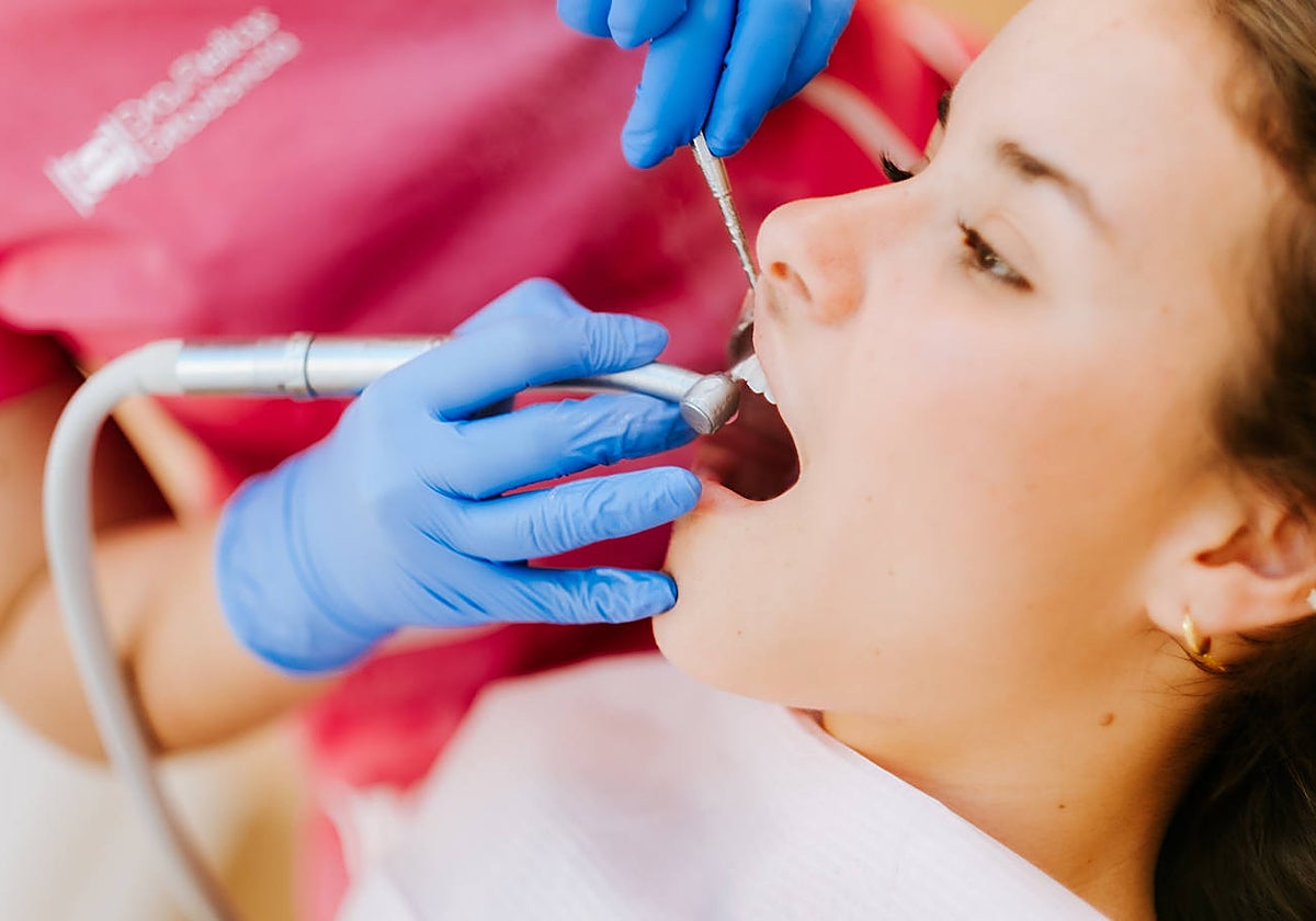 La doctora Fleitas atendiendo a una menor en la consulta