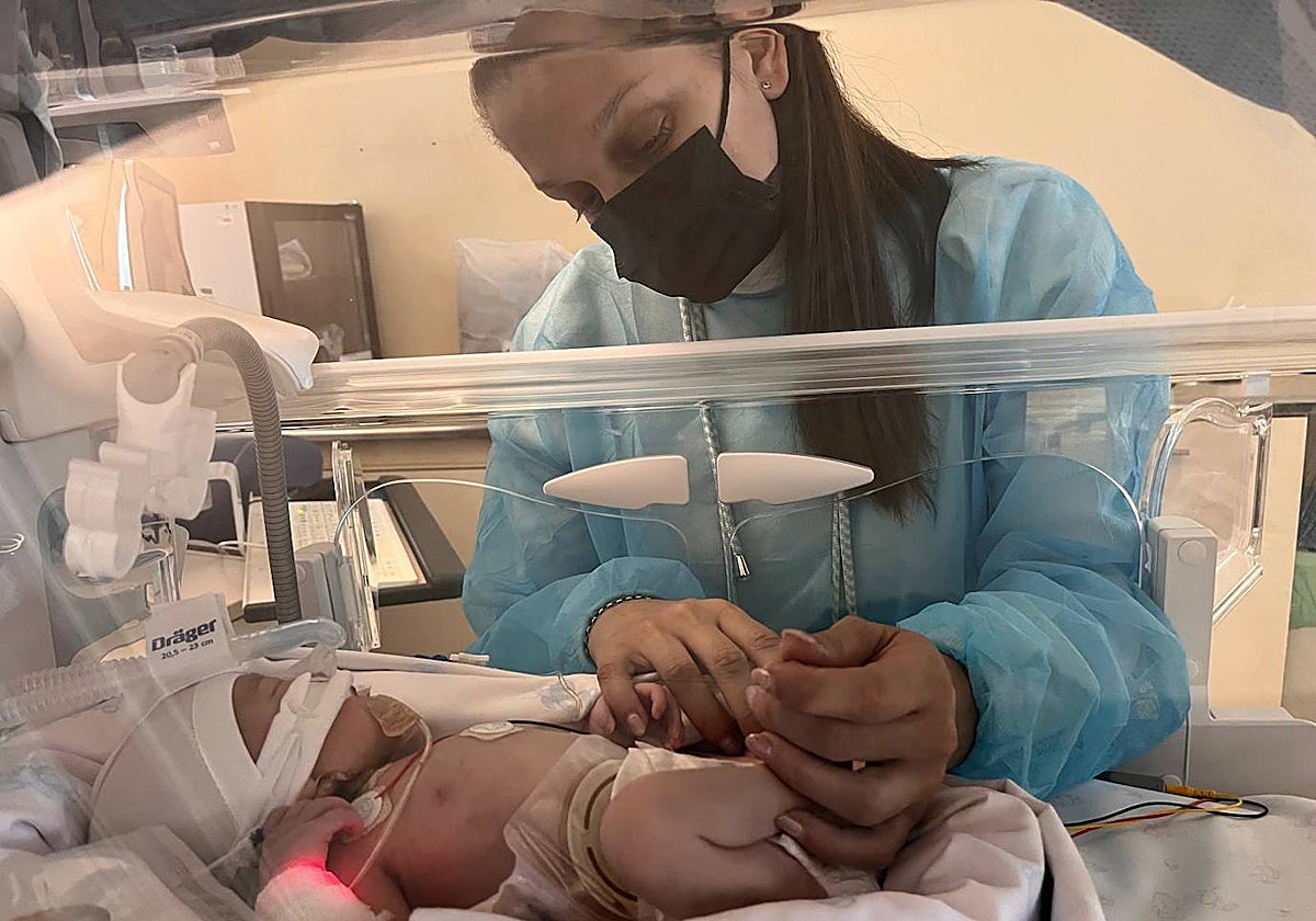 Lucía García, con su pequeña al poco de nacer