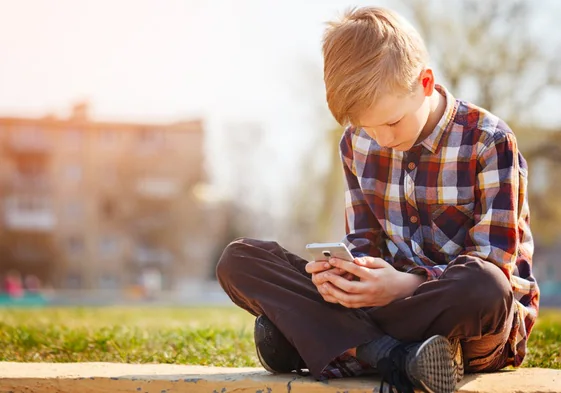 Un experto advierte de cuándo hay que buscar ayuda profesional si sospechas que tu hijo es adicto al móvil