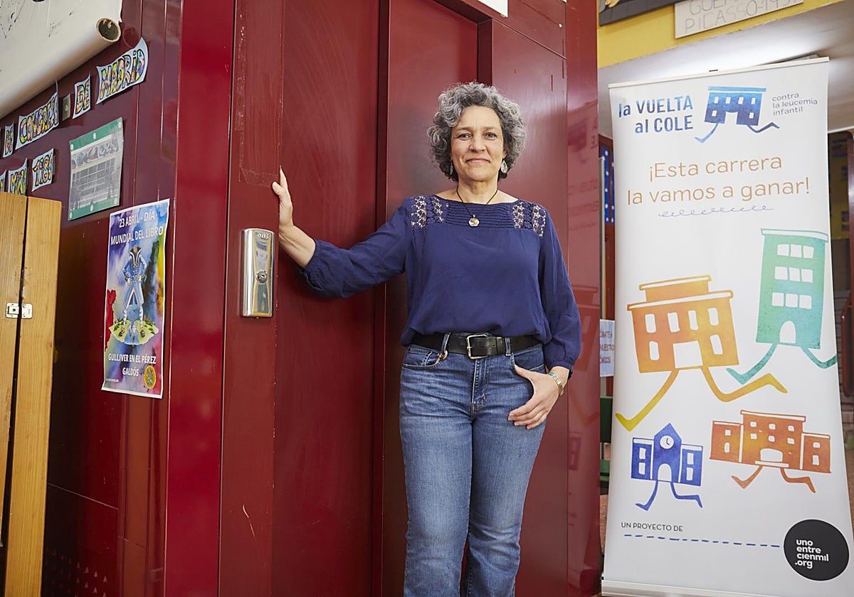 Mario nunca vio instalado el ascensor rojo, que hoy es todo un símbolo en este colegio