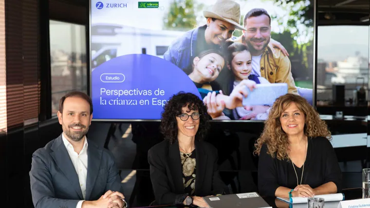De izquierda a derecha, Javier Rodríguez y María García, de Zurich Seguros, y Cristina Gutiérrez Lestón, educadora emocional