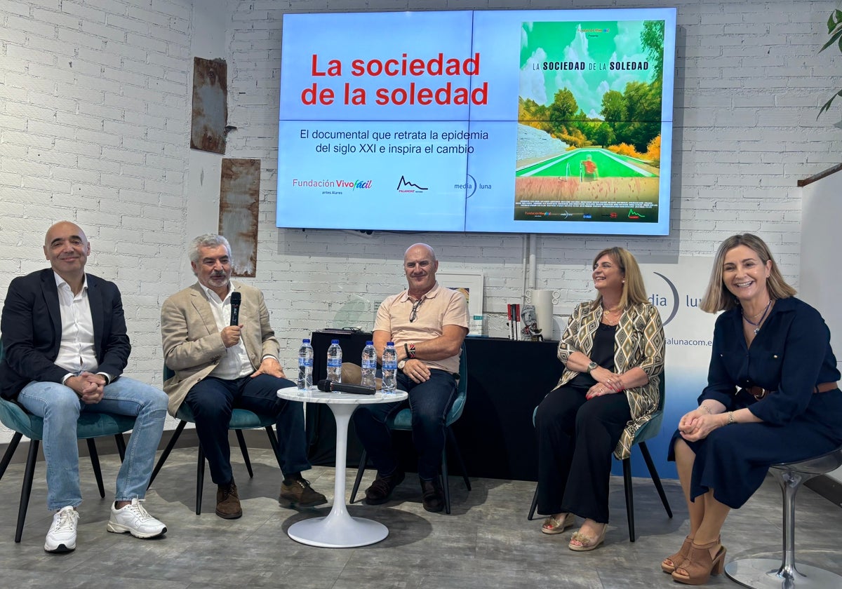 De izda a dcha: Cipri Quintás, Javer Benanvente, Rodolfo Montero, mar Aguilera y Mercedes Pescador en la presentación en Medialuna