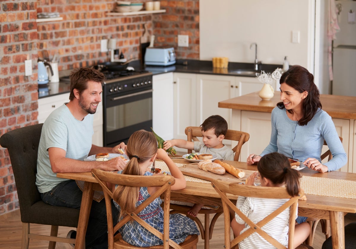 Comer en familia se ha convertido en un verdadero lujo en muchos hogares, según María Achón y Tuñón