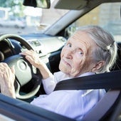 Las personas mayores dejan de conducir a los 75 años tras un año de titubeos