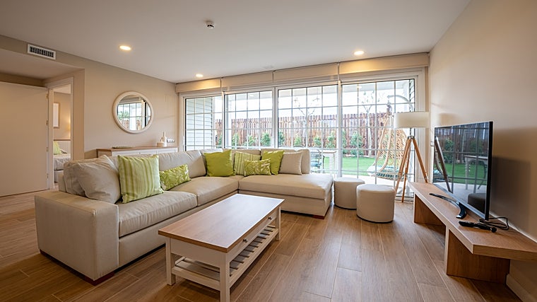 El salón es amplio y todo el mobiliario ha sido donado por El Corte Inglés