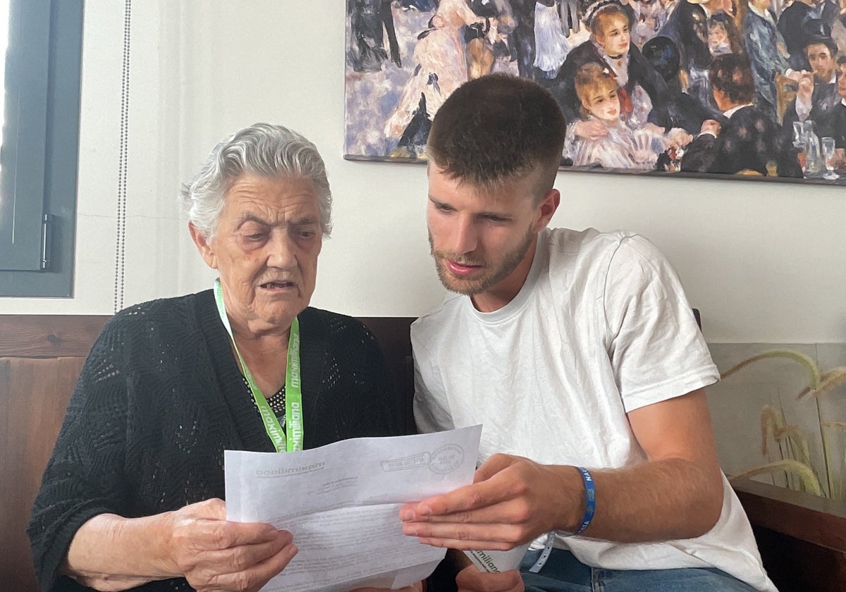 La abuela Maximiliana y su nieto Jorge leen juntos la primera carta de 'Atentamente, tu nieto'