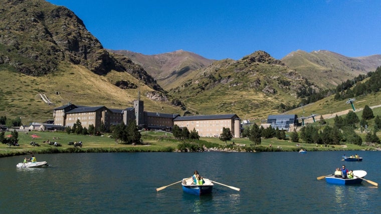 Los huéspedes podrán realizar múltiples actividades, como montar en barca en el lago frente al hotel