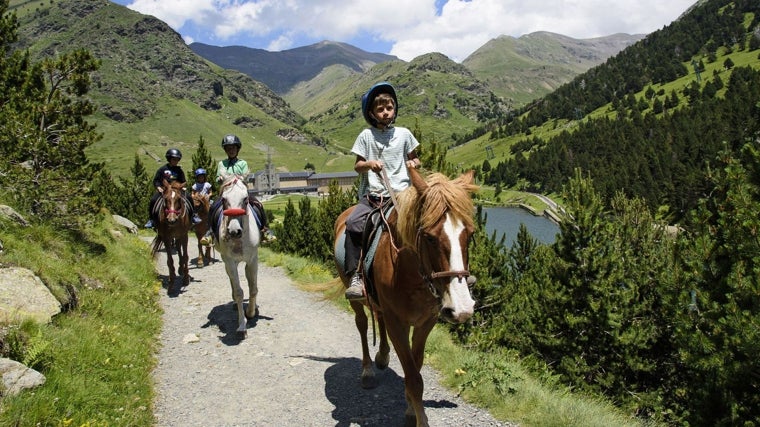 Las excursiones a caballo, o pony, son un gran atractivo para los niños