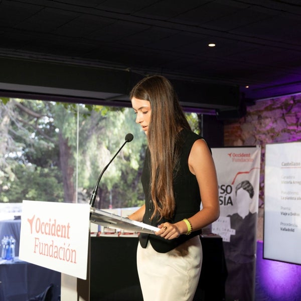 Victoria Arregui, poeta de 15 años: «Los colegios deben enseñar que la lectura no es aburrida, sino apasionante»