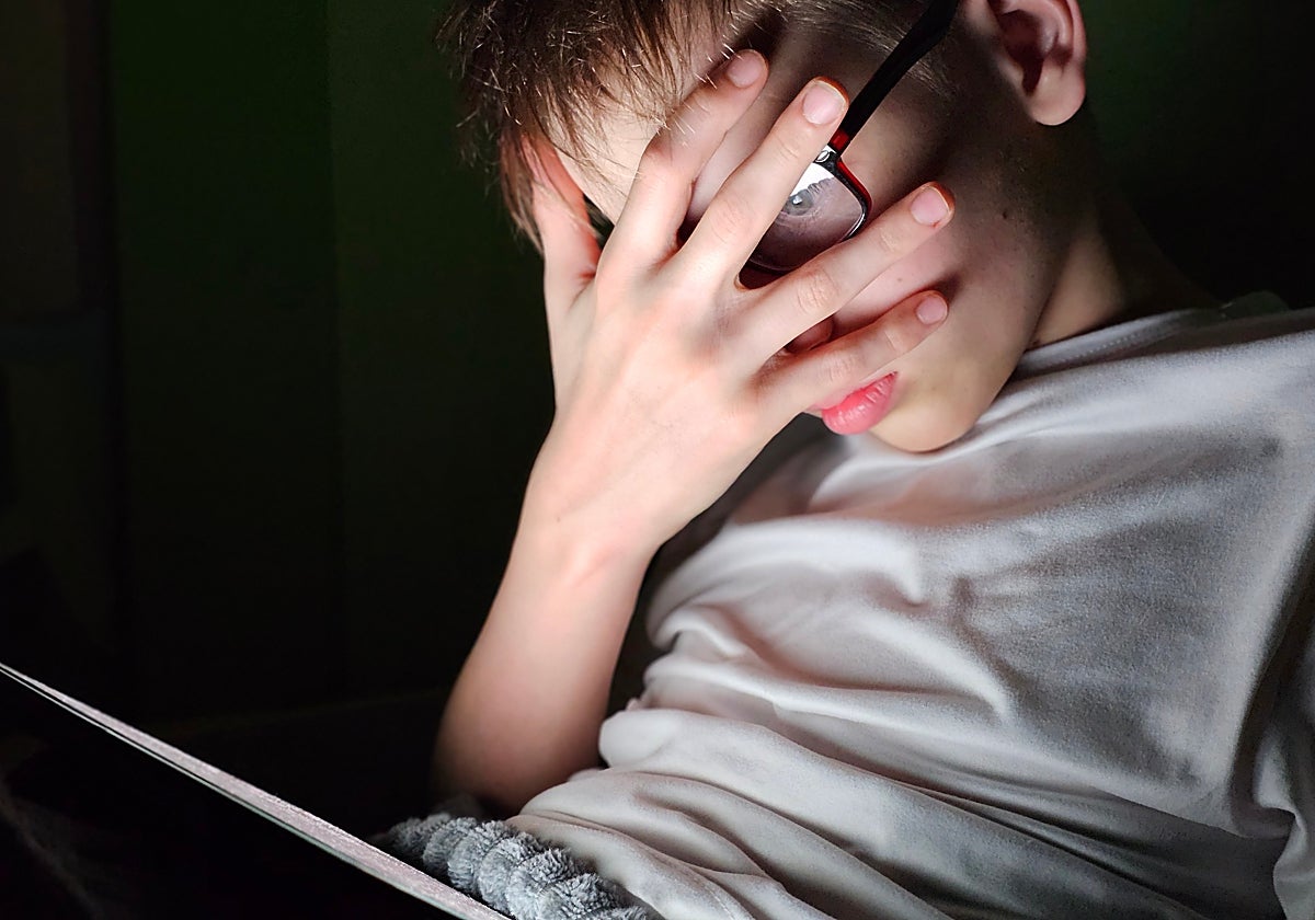 Aislarse  hasta altas horas de la noche en internet puede ser una señal de alarma