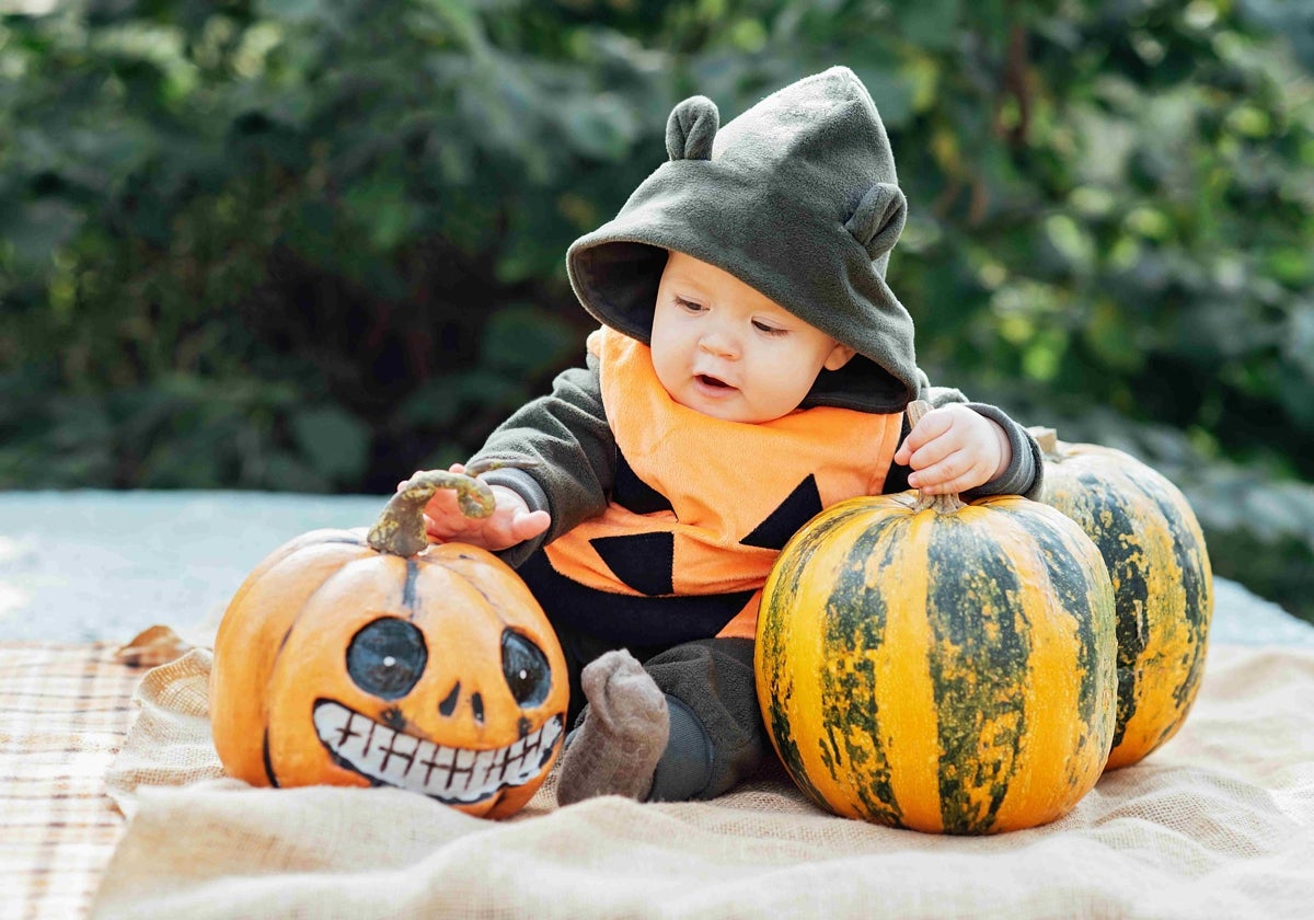 Bebé disfrazado de calabaza en Halloween