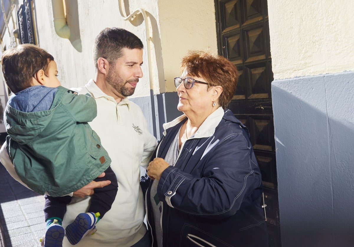 Marcos de Vega, junto a su madre, con discapacidad visual y su hijo