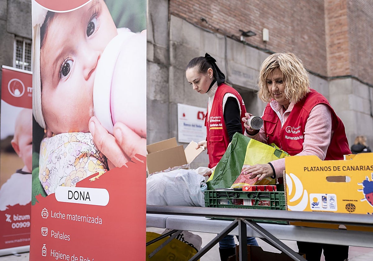 Varios voluntarios, el pasado 1 de noviembre, organizando los donativos recogidos en el Banco del Bebé de la Fundación Madrina en Madrid