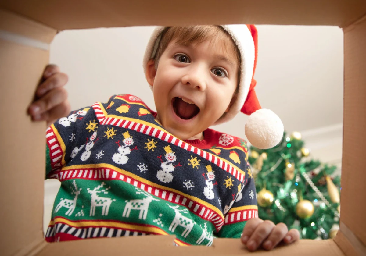 Ante un exceso de regalos en Navidad, muchos niños terminan jugando con las cajas o con el papel de burbujas