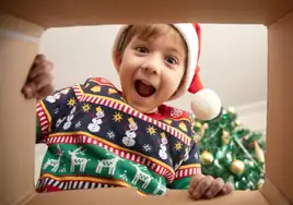 Ante un exceso de regalos en Navidad, muchos niños terminan jugando con las cajas o con el papel de burbujas