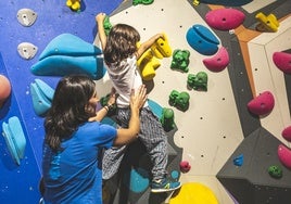 Una profesora de escalada: «Este deporte se ha convertido en una extraescolar más después del colegio»