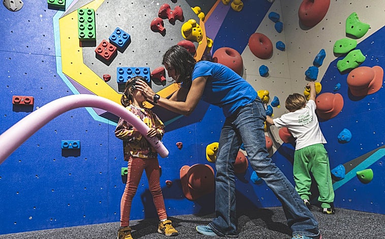 Imagen principal - Richart asegura que «muchos niños vienen aquí a clase al finalizar el colegio con una motivación increíble». Esta experta añade que para los más pequeños «trepar es algo innato». 