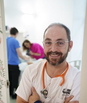 Imagen secundaria 2 - Entre las ocho y la nueve de la mañana, el equipo se distribuye el trabajo, tras estudiar en la pizarra los casos de los niños a los que han de visitar a lo largo de la jornada y ubicar en el mapa de la Comunidad de Madrid las rutas a seguir. El doctor Álvaro Navarro Mingorance, médico de la unidad y presidente de PEDPAL (Sociedad Española de Cuidados Paliativos Pediátricos) 