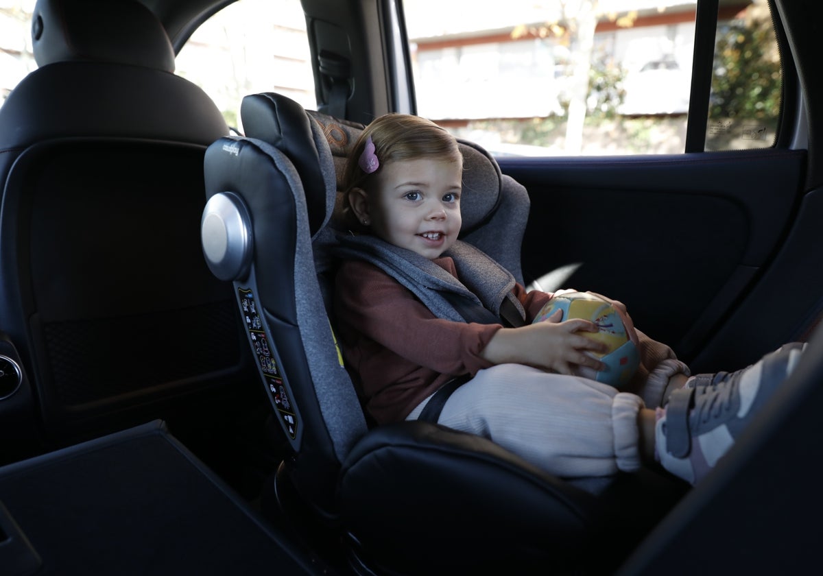 Consejos para que los menores viajen en coche con seguridad durante esta Semana Santa