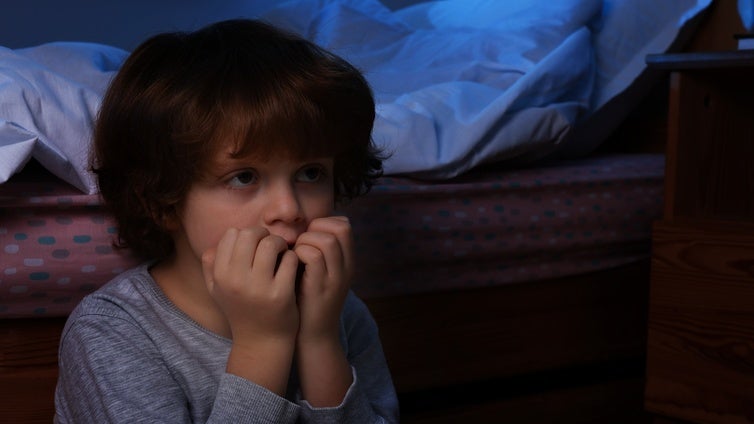 Miedo a la oscuridad: «Al dormir con los niños les negamos la autogestión de emociones incómodas»