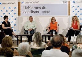 En la imagen, de izqda. a dcha.: Montse Celdrán, profesora de Psicología de la Universidad de Barcelona; Antonio Puig, profesor jubilado; Isabel Motos, licenciada en Historia jubilada y Laura Peraita, jefa de la sección ABC Familia