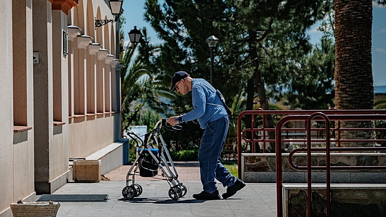 Agustín en su paseo matutino, siempre puntual, a las 11 de la mañana entra en el edificio donde reside su madre