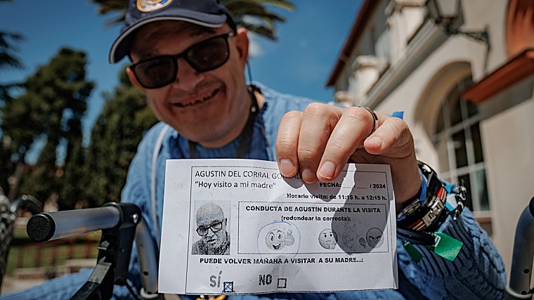 Cuando Agustín se porta bien obtiene su 'ficha' de permiso para volver al día siguiente a visitar a su madre