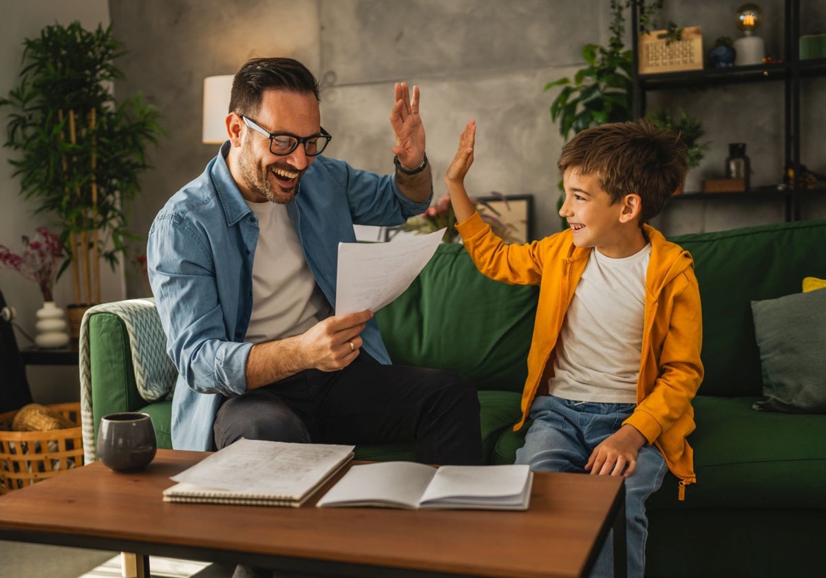 Los mensajes erróneos que das a tu hijo cuando saca malas notas... ¡o buenas!