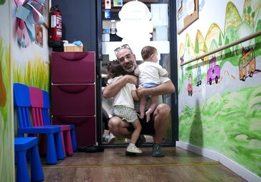 Miguel, empleado de Repsol: «Nadie me echa en cara que vaya a por mis hijos porque hay una cultura en la empresa establecida»
