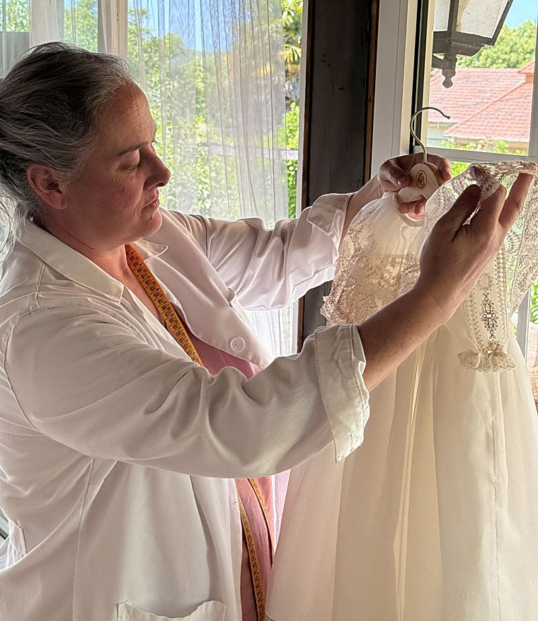 Los faldones de bebé que una madre e hijo cosen en Zamora y triunfan en Emiratos Árabes