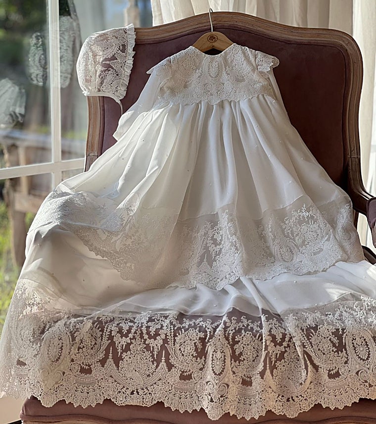 Los faldones de bebé que una madre e hijo cosen en Zamora y triunfan en Emiratos Árabes