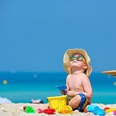 ¿Debo tener a mi hijo al sol sin crema solar un rato para que absorba vitamina D?