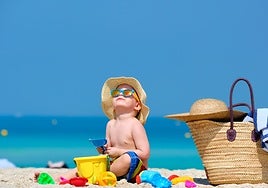 ¿Debo tener a mi hijo al sol sin crema solar un rato para que absorba vitamina D?