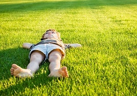 ¿Es bueno que los niños anden descalzos?