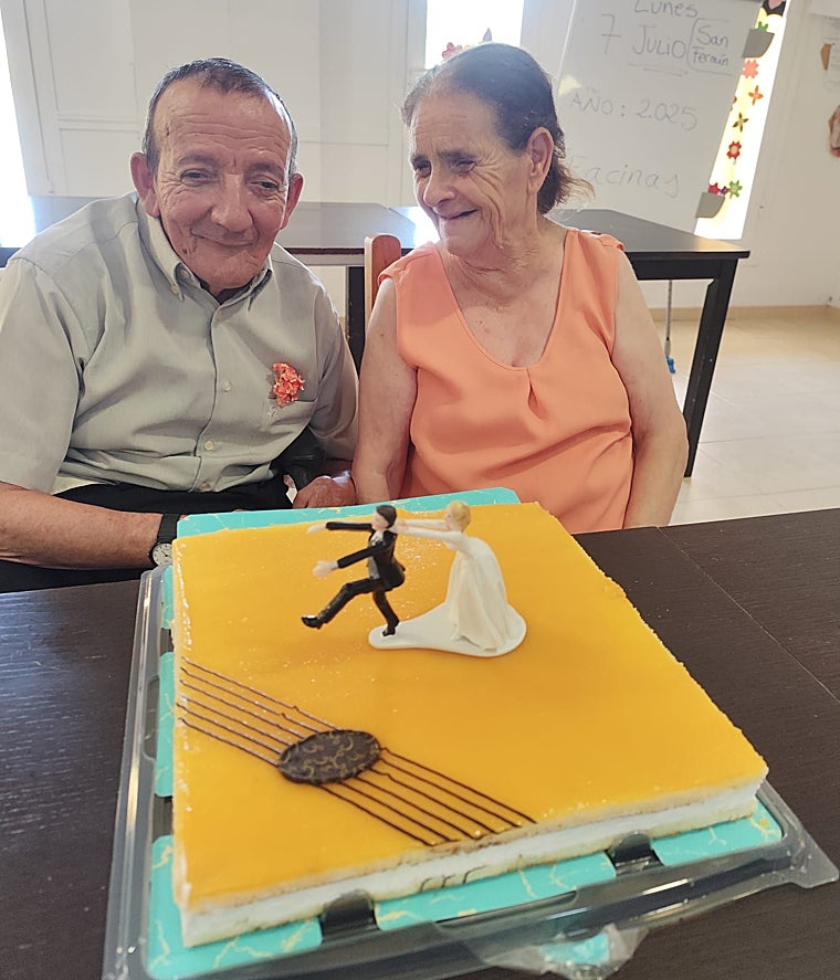 Detalle de la tarta que les prepararon para esta fiesta del amor que vivieron como si de una verdadera boda se tratara