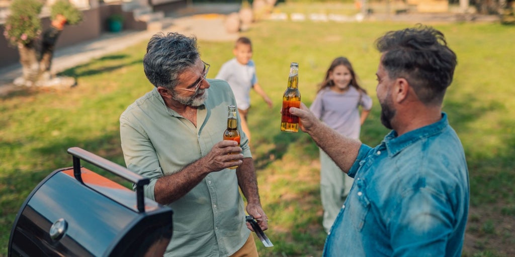 ¿Deberían los padres dejar de beber alcohol delante de sus hijos?