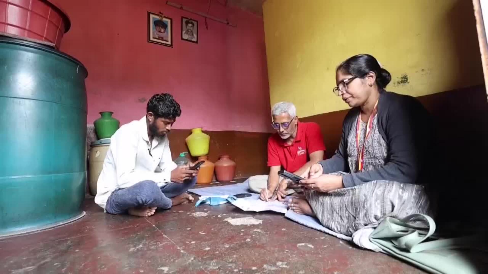 Funcionarios del Gobierno de Bangalore, India, llevan a cabo el censo de castas