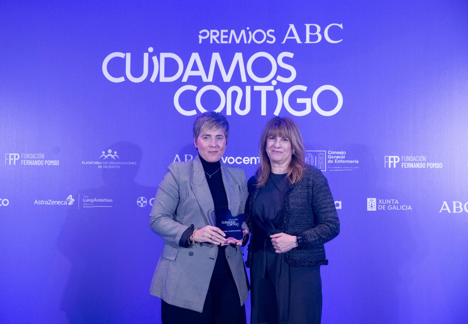 Laura Bárcena, directora de Comunicación de Samsung España, recoge el premio de Olga Denche, responsable del área de Salud de Vocento Medios. Samsung fue distinguida por su compromiso como empresa