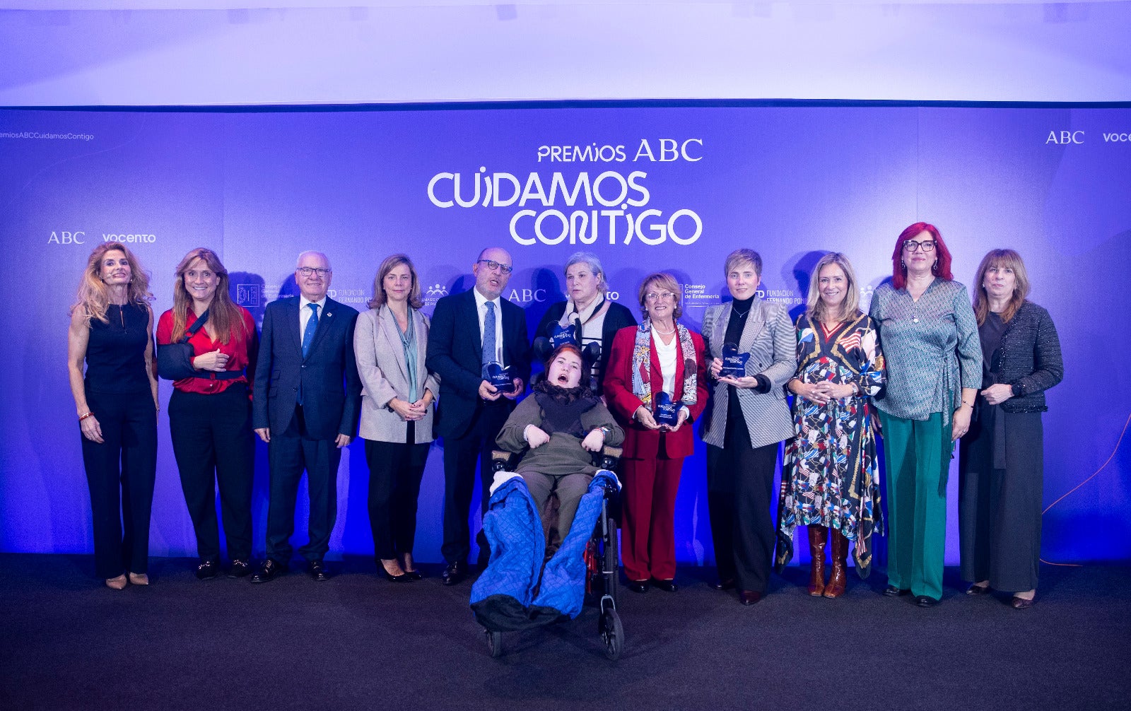 Foto de grupo de los premiados con los participantes en el evento